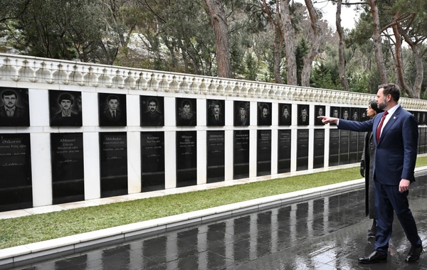 ABŞ Vitse-prezidenti və həyat yoldaşı Şəhidlər xiyabanını ziyarət ediblər