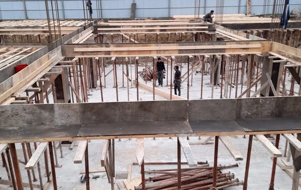 "Bir mərtəbə dedilər, üçünü tikdilər" - Bakının mərkəzində tikinti özbaşınalığı