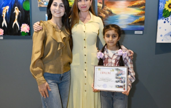 Arzu Əliyeva və Alena Əliyeva "Rənglərdə yaşanan 10 il" mövzusunda keçirilən sərgidə iştirak ediblər