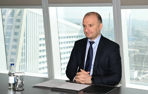 Mikayıl Cabbarov IV "Yüksəliş" müsabiqəsinin qalibləri ilə görüşüb