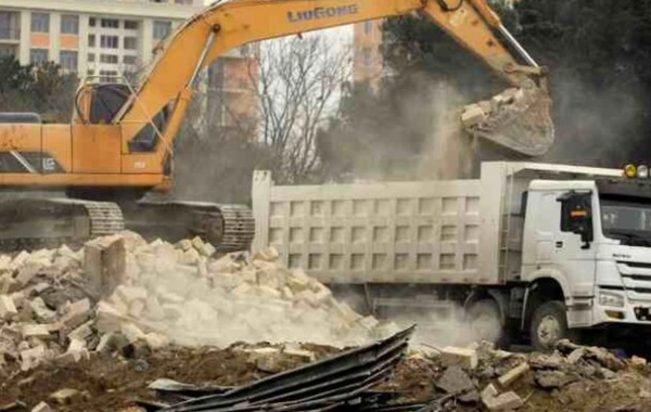 Bakıda daha bir məşhur universitet binasında SÖKÜNTÜ VƏ TƏMİR