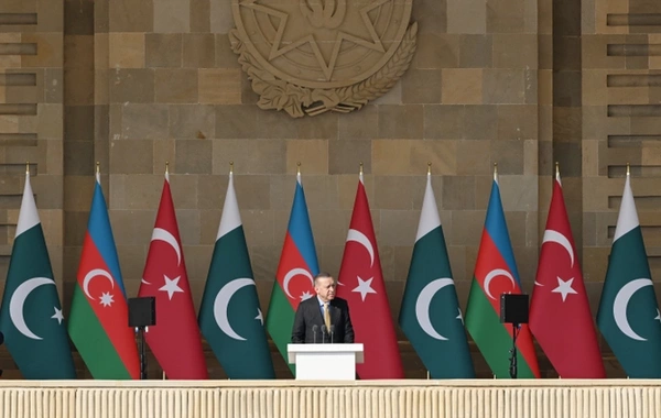 В Баку проходит военный парад, посвященный пятой годовщине Победы в Отечественной войне