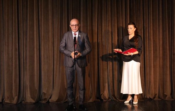 Şuşa Dövlət Musiqili Dram Teatrında inkluziv bir qizin mono tamaşası