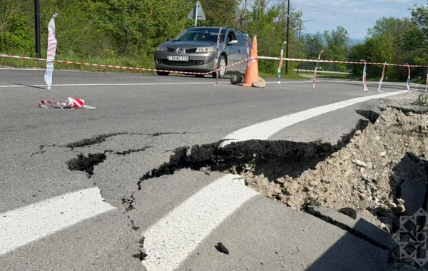 Ağsu dolaylarında TORPAQ SÜRÜŞMƏSİ: Yol qismən BAĞLANDI - FOTO
