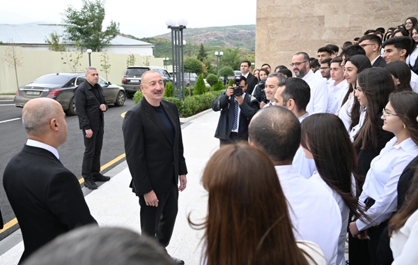 İlham Əliyev Qarabağ Universitetinin Klinikası binasının açılışında iştirak edib