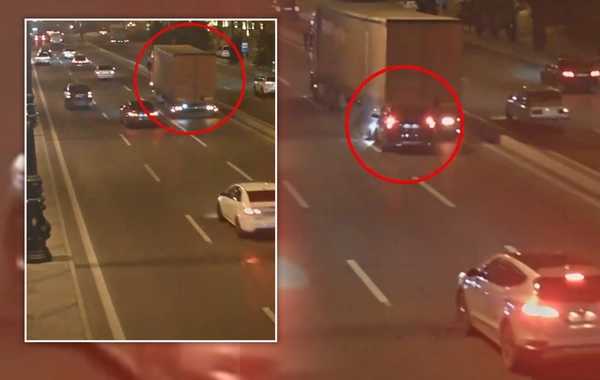 Bakıda geriyə hərəkət edən TIR-ın səbəb olduğu qəzanın anbaan görüntüləri