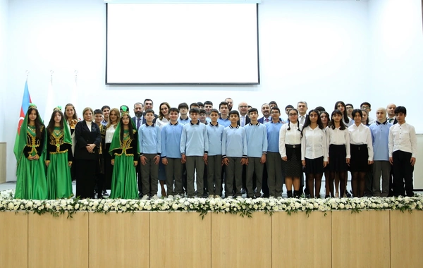 SOCAR-ın Bakı Ali Neft Məktəbinin nəzdində fəaliyyət göstərən Rəqəmsal Biliklər Liseyinin rəsmi açılış mərasimi keçirilib