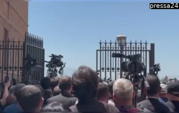 Армянские силовики задержали архиепископа Аджапахяна