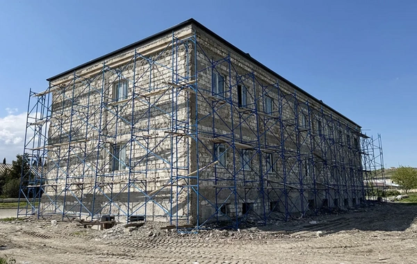 Zakir Həsənov azad edilən ərazilərdə hərbi hissələrdə görülən işlərlə tanış olub