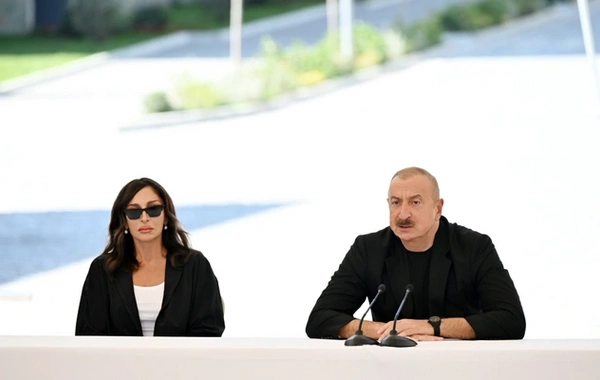 Президент Ильхам Алиев встретился с жителями города Кельбаджар, вручил им ключи от квартир