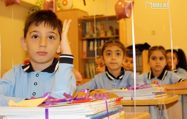 Məktəbin ilk günündən FOTOLAR