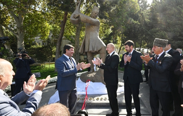 Prezident İlham Əliyev Bakıda Aşıq Ələsgərin abidəsinin açılışında iştirak edib