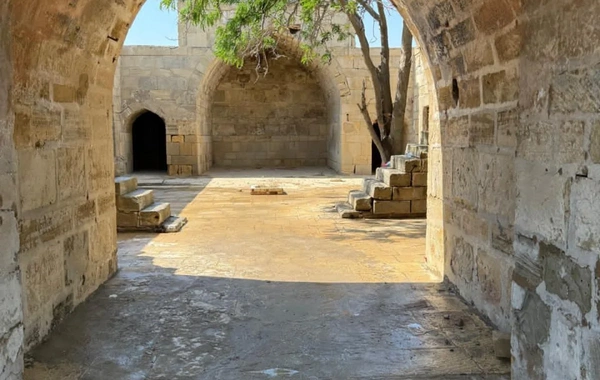 Qaradağda tarixi karvansaraya qanunsuz müdaxilənin qarşısı alınıb, araşdırma aparılır