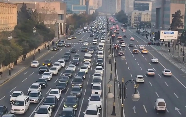 Bakının bir sıra yollarında nəqliyyatın sıxğlığı yaranıb