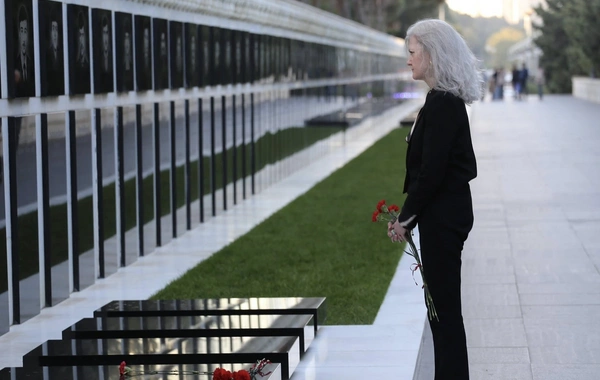 ABŞ dövlət katibinin siyasi məsələlər üzrə müşaviri Şəhidlər xiyabanını ziyarət edib