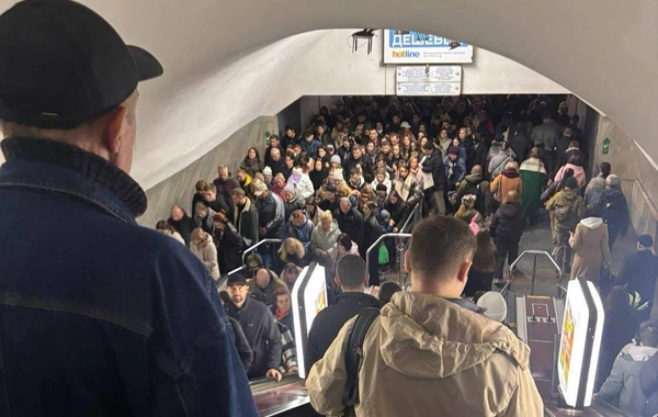 Kiyevdə elektrik təchizatı DAYANDI – Mərkəzi küçələr və metro stansiyalar işıqsız qalıb