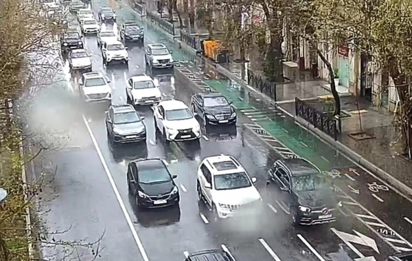 Bakıda 19 istiqamətdə tıxac yaranıb