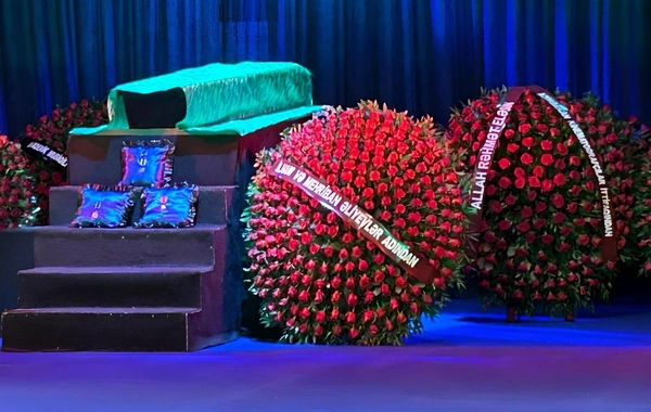 Prezident və xanımı Rasim Balayevlə vida mərasiminə əklil göndərdi