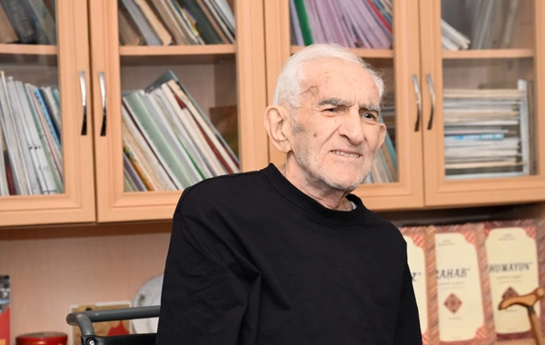Adil Kərimli Xalq artisti Tofiq Bakıxanovu evində ziyarət edib