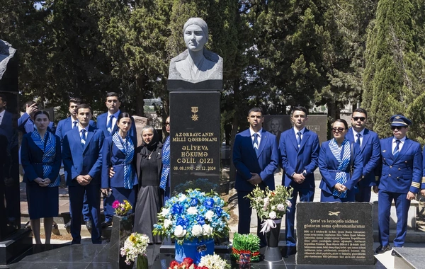 AZAL heyəti Milli Qəhrəman Hökumə Əliyevanın məzarını ziyarət edib