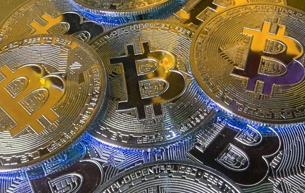 Kriptovalyuta bazarında kəskin eniş: Bitcoin yenidən çökdü