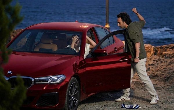 Bakıda 20 yaşlı oğlan sevgilisini BMW-nin içərisində döydü