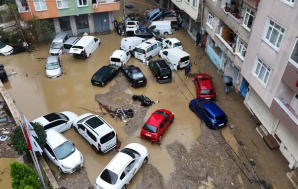 İstanbuldakı leysandan sonra MƏNZƏRƏ - 50-dən çox avtomobil tərsinə çevrildi