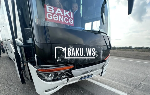 Bakı-Qazax yolunda avtobus "Mercedes"lə toqquşdu