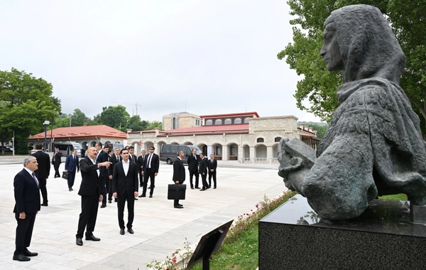 Prezidentlər Şuşada Azərbaycanın tanınmış şəxsiyyətlərinin işğal dövründə güllələnmiş büstlərinə baxıblar