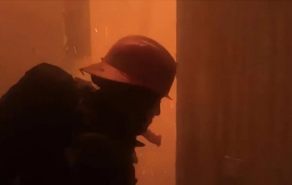 Sumqayıtda ev yanıb