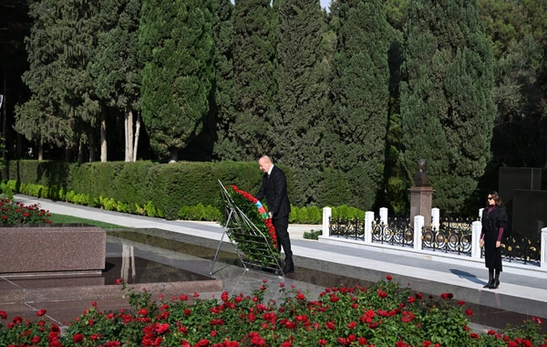 Ilham Aliyev and Mehriban Aliyeva visited the grave of the national leader Heydar Aliyev