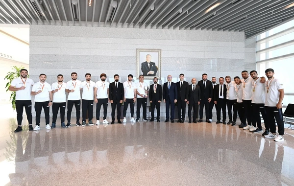Rövşən Nəcəf Dünya Korporativ Oyunlarının qalibi olan komanda ilə görüşüb