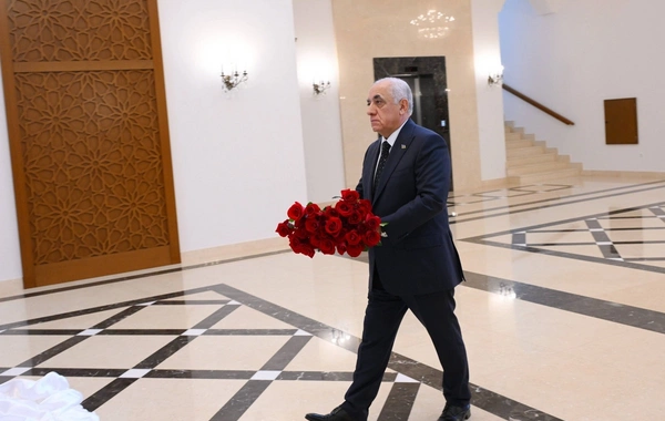 Əli Əsədov Türkmənistanda Heydər Əliyevin xatirəsini yad edib