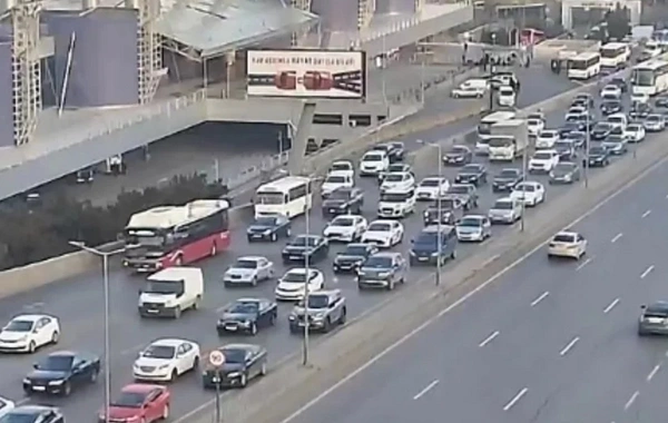 Bakının bir sıra yollarında tıxac yaranıb