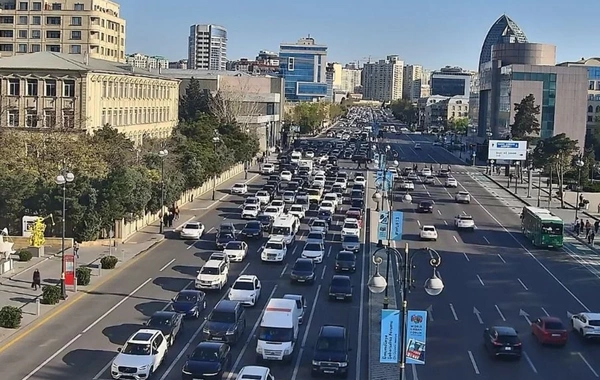 Bakının bir sıra yollarında nəqliyyatın sıxlığı yaranıb