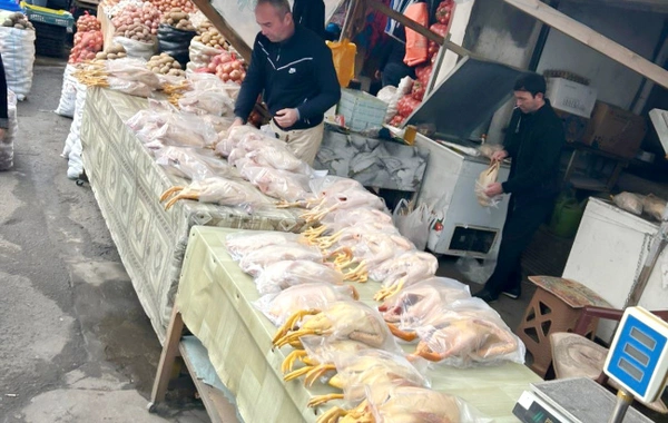 Bazarlarda monitorinq - Qidalar üstü açıq, toz içində...