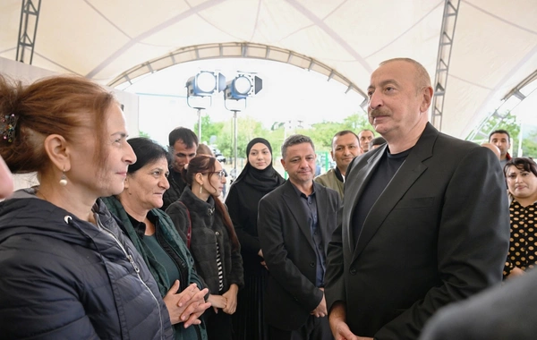 İlham Əliyev Qırmızı Bazar, Hadrut qəsəbələri və Sos kəndinin sakinləri ilə görüşüb
