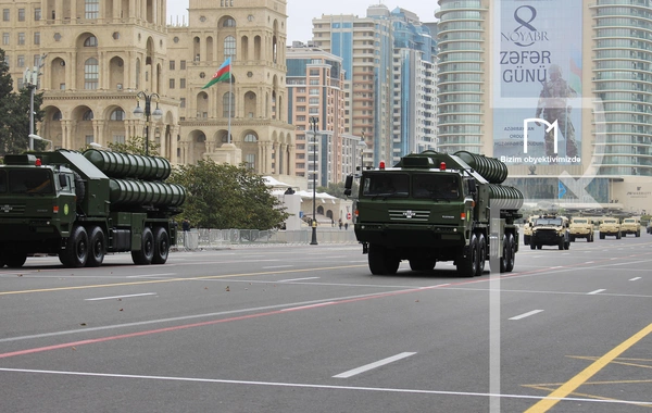 В Баку прошел марш военнослужащих в честь Дня Победы