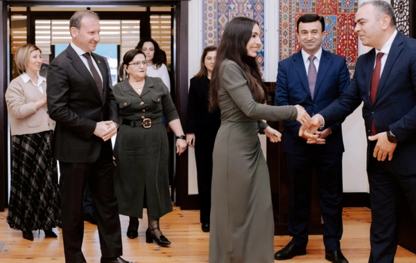 Leyla Əliyeva Şuşa məscidi üçün hazırlanmış dairəvi xalçanın kəsim mərasimində iştirak edib