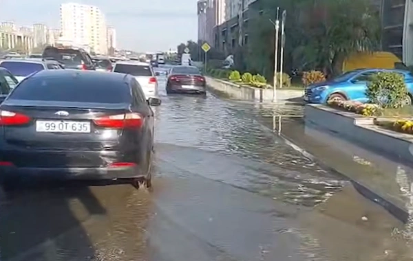 Abşeron Gənclər şəhərciyində yolu su basıb