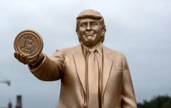 Трампу установили гигантский золотой памятник с монетой биткоина в руках