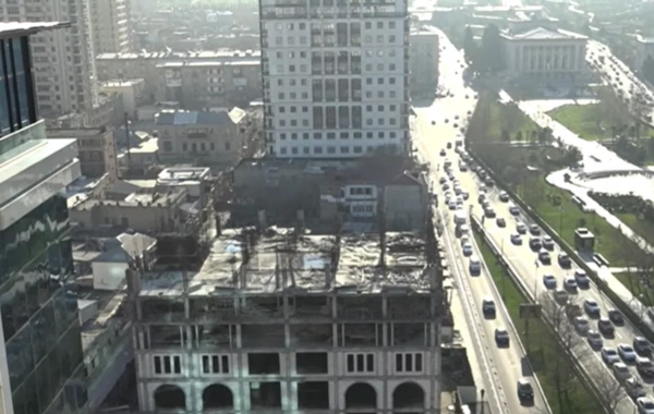 Bakıda tikintisi illərdir yarımçıq qalan binalar zibil poliqonuna çevrilir