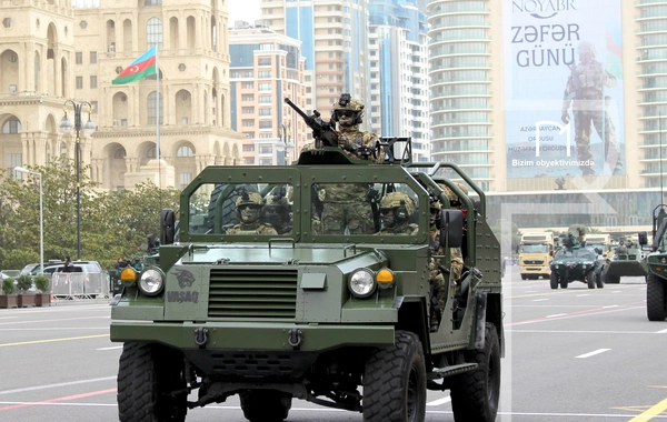 В Баку прошел марш военнослужащих в честь Дня Победы
