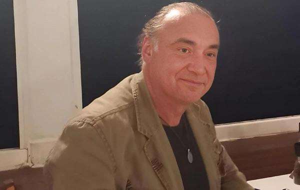20 yaşlı tələbə 62 yaşlı aktyoru evində öldürdü