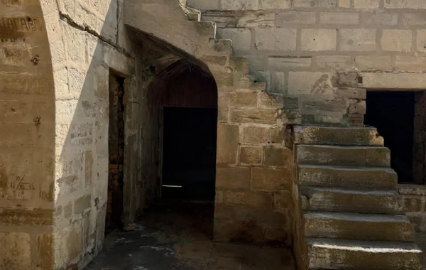 Qaradağda tarixi karvansaraya qanunsuz müdaxilənin qarşısı alınıb, araşdırma aparılır