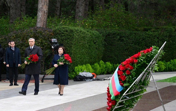 Dövlət və hökumət rəsmiləri Fəxri xiyabanı ziyarət ediblər