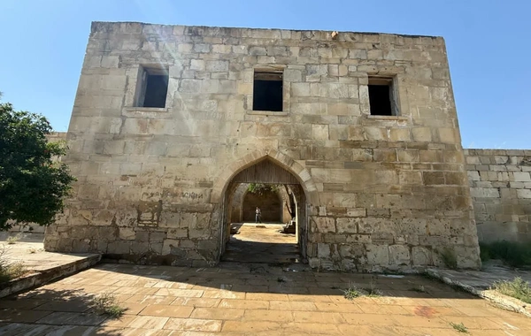 Qaradağda tarixi karvansaraya qanunsuz müdaxilənin qarşısı alınıb, araşdırma aparılır