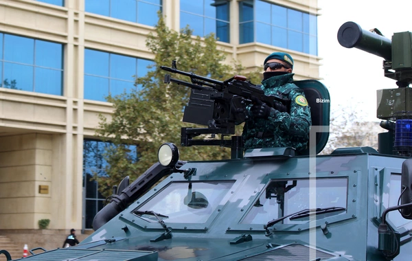 В Баку прошел марш военнослужащих в честь Дня Победы