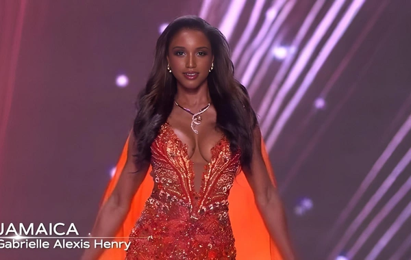 На конкурсе Мисс Вселенная 2025 участница упала на сцене: ее унесли на носилках