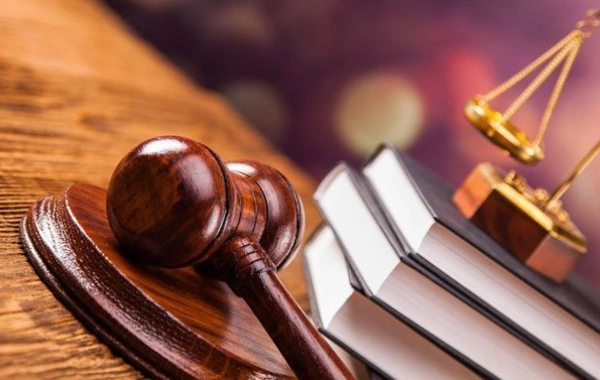 Nazirliyin qəbul otağında məmura hücum edən qazilərə hökm oxundu